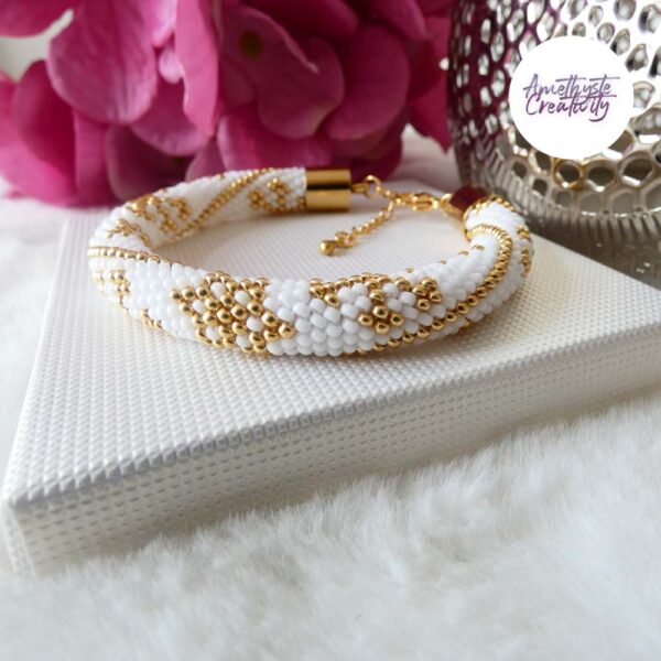 ETOILES DES NEIGES || Bracelet Crocheté Fait Main en Acier Inoxydable et Perles “Miyuki” – Blanc Mat & Doré