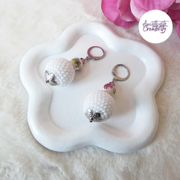 TELIA || Boucles d’oreilles crochetées boules de 17 mm en perles “miyuki” et en acier inoxydable