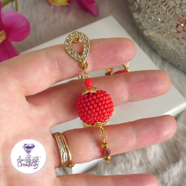 Collection “Onaria” : Boucles d’oreilles crochetées boules de 20 mm en perles “miyuki” et en acier inoxydable