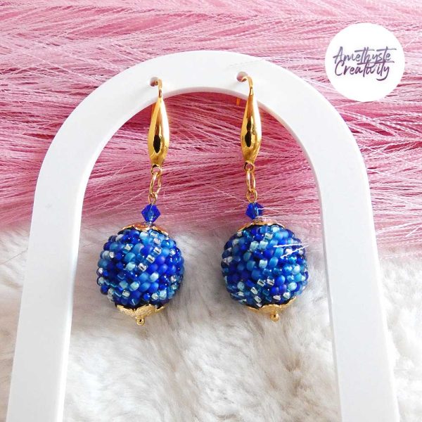 SYRA || Boucles d’oreilles Crochetées Boules de 17 mm en Perles “Miyuki” et Acier Inoxydable – Bleu