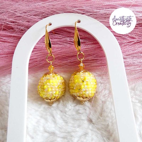 SYRA || Boucles d’oreilles Crochetées Boules de 17 mm en Perles “Miyuki” et Acier Inoxydable – Jaune