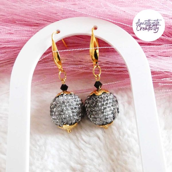 SYRA || Boucles d’oreilles Crochetées Boules de 17 mm en Perles “Miyuki” et Acier Inoxydable – Vitrail