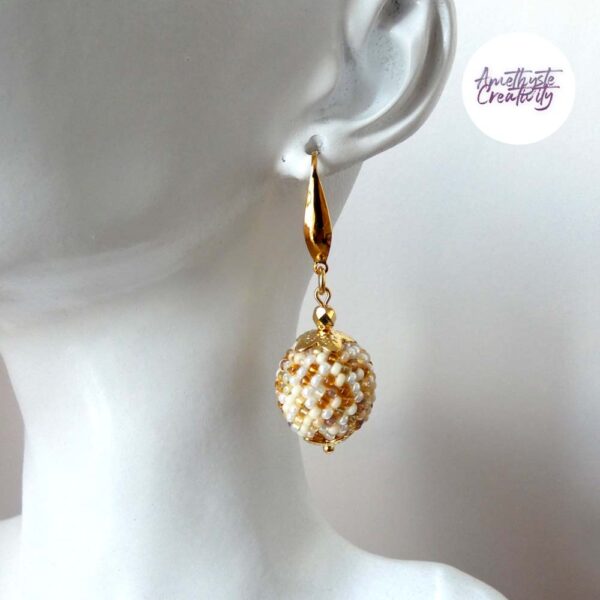 Collection « Syra» : Boucles d’oreilles crochetées boules de 17 mm en perles “miyuki” et en acier inoxydable