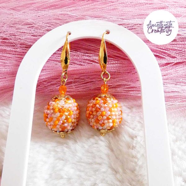 SYRA || Boucles d’oreilles Crochetées Boules de 17 mm en Perles “Miyuki” et Acier Inoxydable – Orange