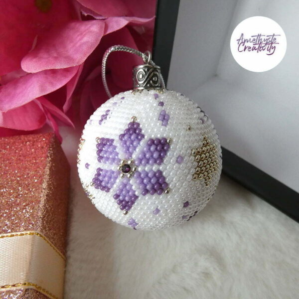 Collection “Bianca” : Boule de Noel Crochetée Fait Main avec Perles “Miyuki” – Violet