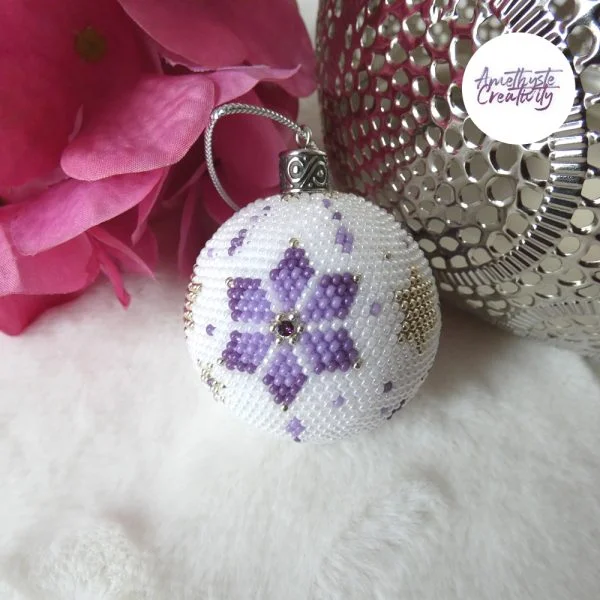 Collection “Bianca” : Boule de Noël Crochetée Fait Main avec Perles “Miyuki” – Violet