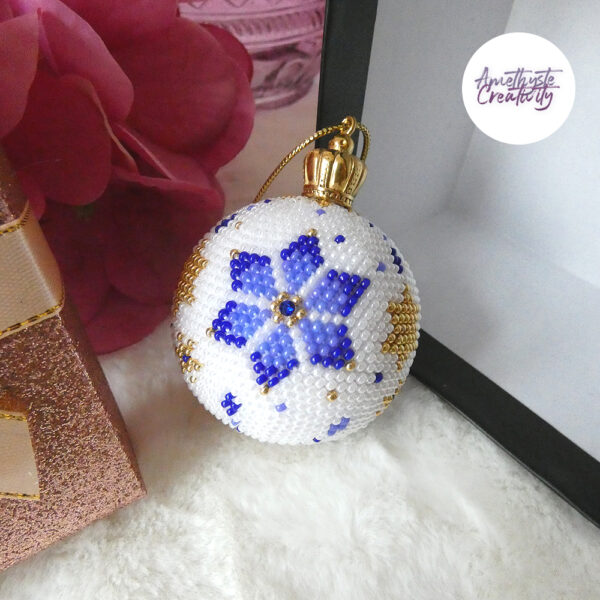 Collection “Bianca” : Boule de Noel Crochetée Fait Main avec Perles “Miyuki” – Bleu