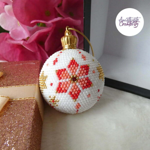 Collection “Bianca” : Boule de Noel Crochetée Fait Main avec Perles “Miyuki” – Rouge