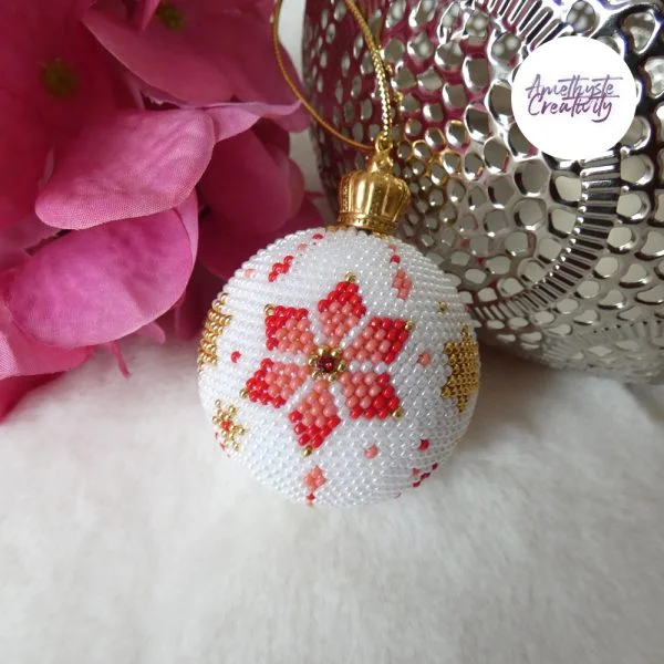 Collection “Bianca” : Boule de Noel Crochetée Fait Main avec Perles “Miyuki” – Rouge