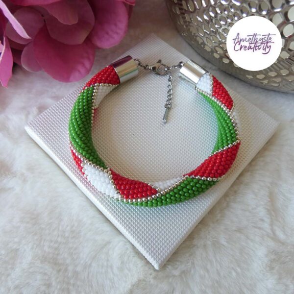 MACY || Bracelet Crocheté Fait Main en Acier Inoxydable et Perles “Miyuki” – Rouge, Vert & Blanc