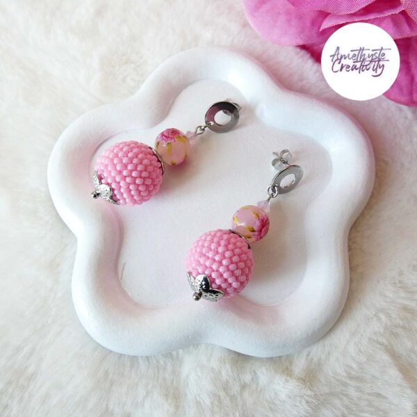 Boucles d’oreilles Crochetées Boules de 17 mm en Perles “Miyuki” et Acier Inoxydable – Rose