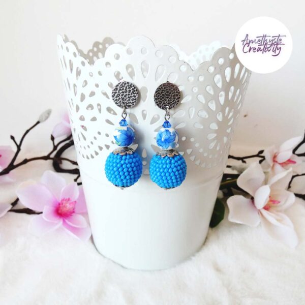 TELIA || Boucles d’oreilles Crochetées Boules de 17 mm en Perles “Miyuki” et Acier Inoxydable – Bleu