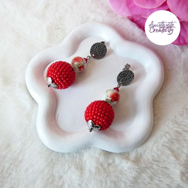 TELIA || Boucles d’oreilles Crochetées Boules de 17 mm en Perles “Miyuki” et Acier Inoxydable – Rouge