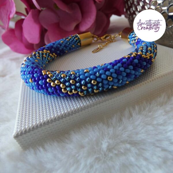 Bracelet Crocheté Fait Main en Acier Inoxydable et Perles “Miyuki” – Bleu & Doré