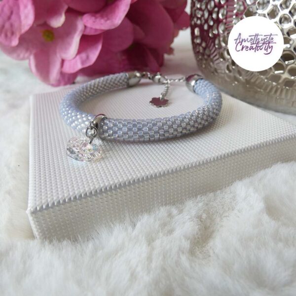 LOVELLA || Bracelet Fin Crocheté Acier Inoxydable en Spirales avec Perles “Miyuki” – Gris Clair