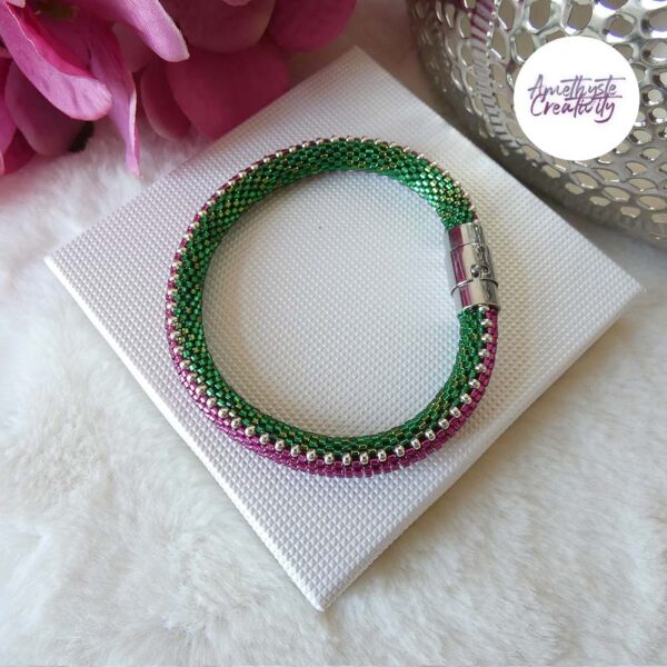TWO FACES || Bracelet Fin Crocheté Acier Inoxydable en Spirales avec Perles “Miyuki” avec Fermoir Aimanté – Vert Emeuraude & Fushia