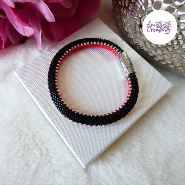 TWO FACES || Bracelet Fin Crocheté Acier Inoxydable en Spirales avec Perles “Miyuki” avec Fermoir Aimanté – Noir & Rouge