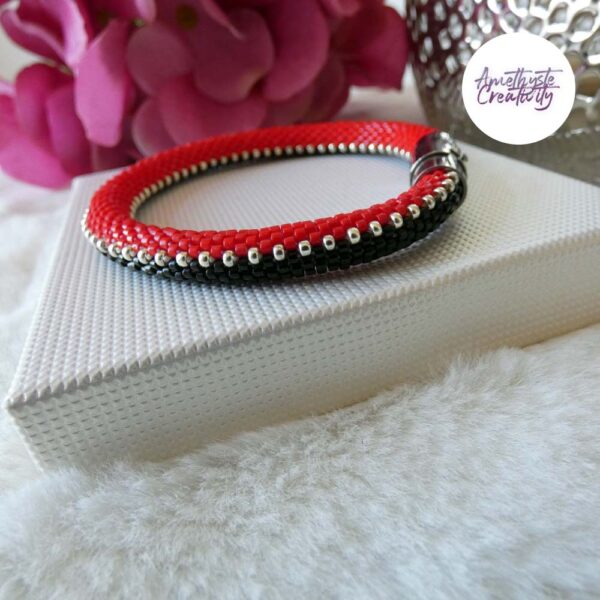TWO FACES || Bracelet Fin Crocheté Acier Inoxydable en Spirales avec Perles “Miyuki” avec Fermoir Aimanté – Noir & Rouge