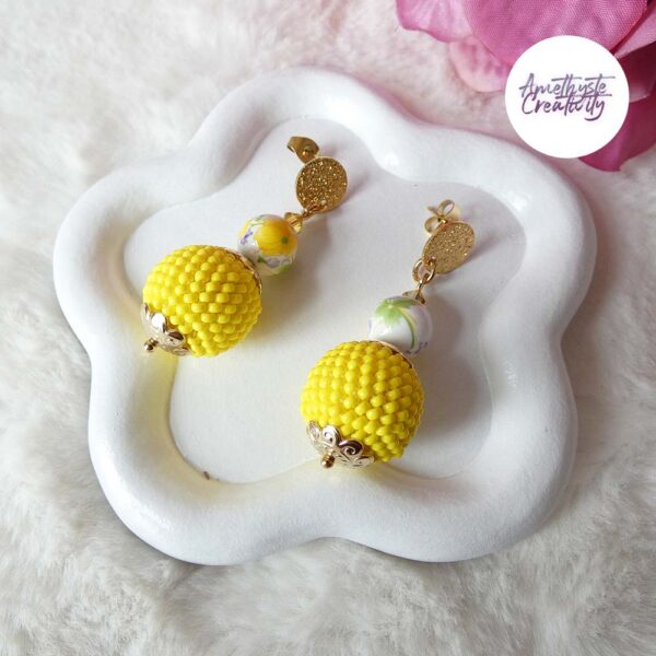 Boucles d’oreilles Crochetées Boules de 17 mm en Perles “Miyuki” et Acier Inoxydable – Jaune