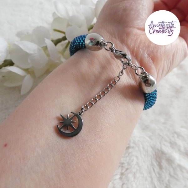 SAPHYRA || Bracelet Fin avec Breloque Fait Main Crocheté En Perles “Miyuki” - Bleu Saphir