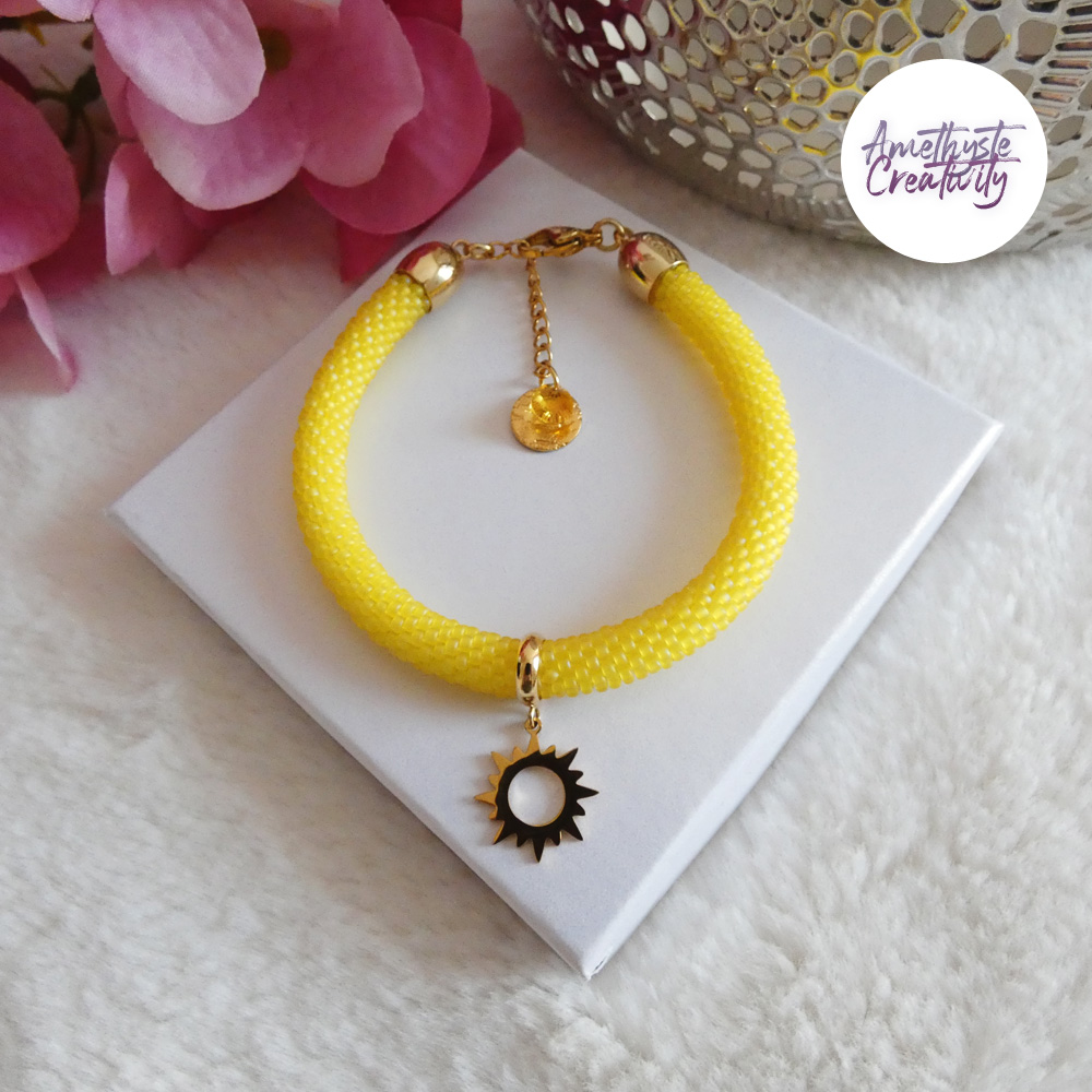 SUNNY || Bracelet Fin avec Breloque Fait Main Crocheté En Perles “Miyuki” - Jaune Mat