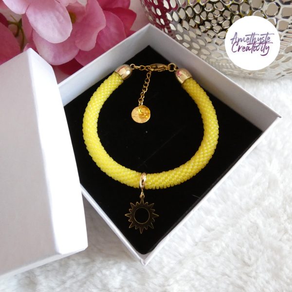 SUNNY || Bracelet Fin avec Breloque Fait Main Crocheté En Perles “Miyuki” - Jaune Mat