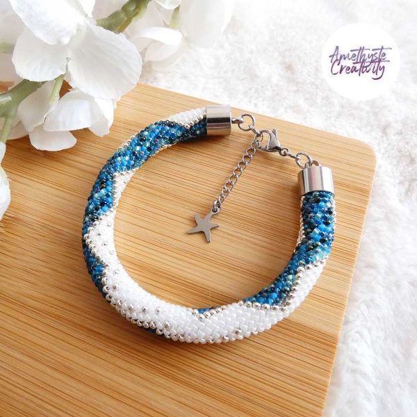 CHIC & ELEGANCE || Bracelet Crocheté Fait Main En Acier Inoxydable Et Perles “Miyuki” – Argenté, Blanc nacré & Bleu