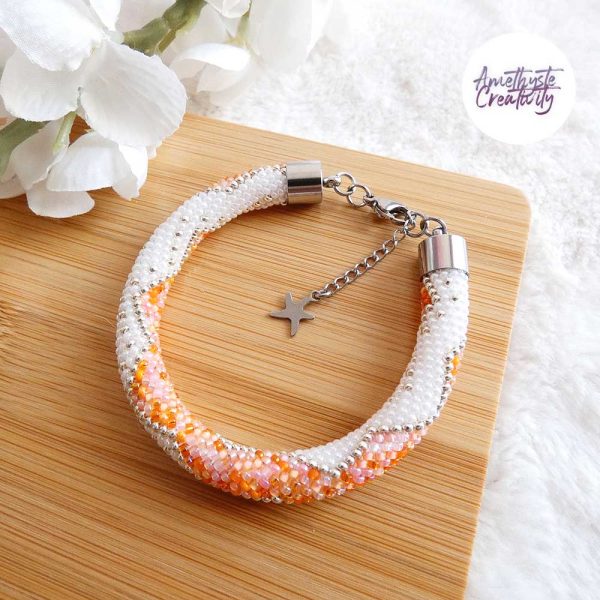 CHIC & ELEGANCE || Bracelet Crocheté Fait Main En Acier Inoxydable Et Perles “Miyuki” – Argenté, Blanc nacré & Orange