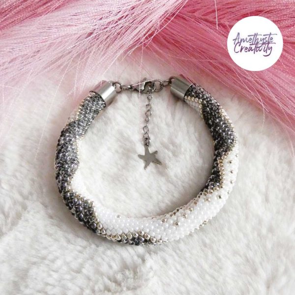 CHIC & ELEGANCE || Bracelet Crocheté Fait Main En Acier Inoxydable Et Perles “Miyuki” – Argenté, Blanc nacré & Vitrail