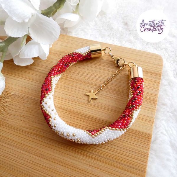CHIC & ELEGANCE || Bracelet Crocheté Fait Main En Acier Inoxydable Et Perles “Miyuki” – Doré, Blanc nacré & Mix Rouge