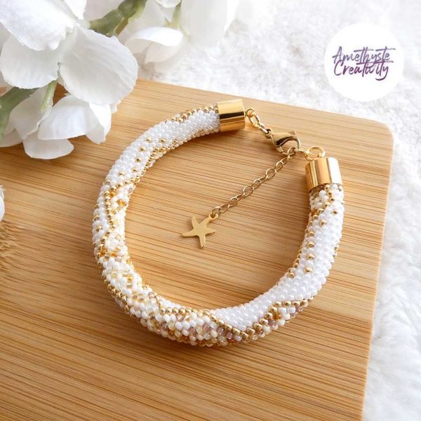 CHIC & ELEGANCE || Bracelet Crocheté Fait Main En Acier Inoxydable Et Perles “Miyuki” – Doré, Blanc nacré & Mix Beige