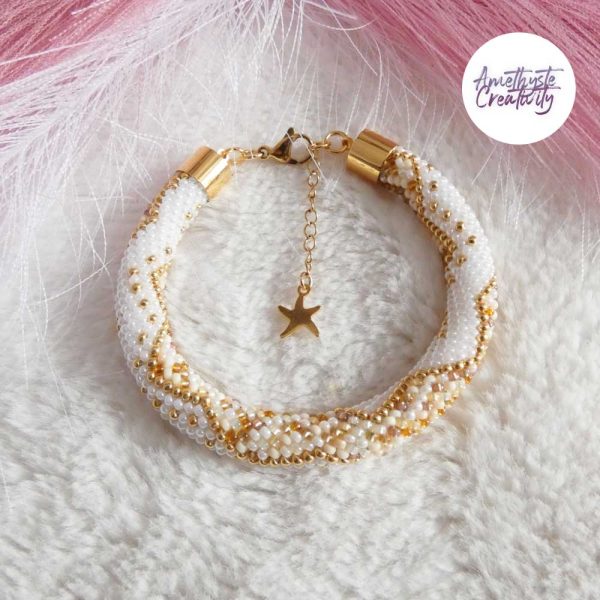CHIC & ELEGANCE || Bracelet Crocheté Fait Main En Acier Inoxydable Et Perles “Miyuki” – Doré, Blanc nacré & Mix Beige