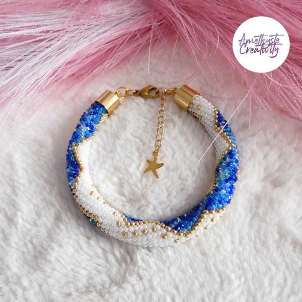 CHIC & ELEGANCE || Bracelet Crocheté Fait Main En Acier Inoxydable Et Perles “Miyuki” – Doré, Blanc nacré & Mix Bleu