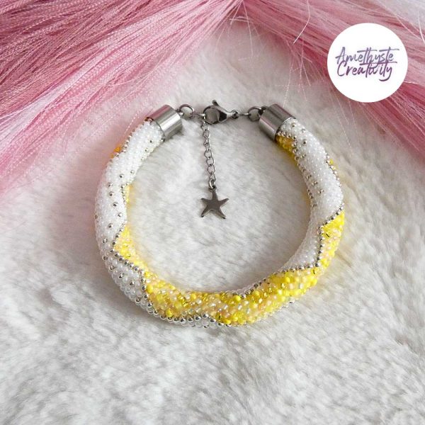 CHIC & ELEGANCE || Bracelet Crocheté Fait Main En Acier Inoxydable Et Perles “Miyuki” – Argenté, Blanc nacré & Jaune