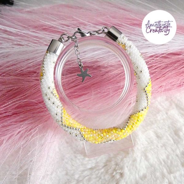 CHIC & ELEGANCE || Bracelet Crocheté Fait Main En Acier Inoxydable Et Perles “Miyuki” - Argenté, Blanc nacré & Jaune