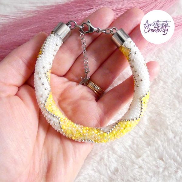 CHIC & ELEGANCE || Bracelet Crocheté Fait Main En Acier Inoxydable Et Perles “Miyuki” - Argenté, Blanc nacré & Jaune