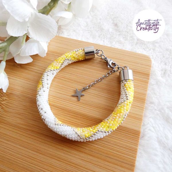 CHIC & ELEGANCE || Bracelet Crocheté Fait Main En Acier Inoxydable Et Perles “Miyuki” – Argenté, Blanc nacré & Jaune
