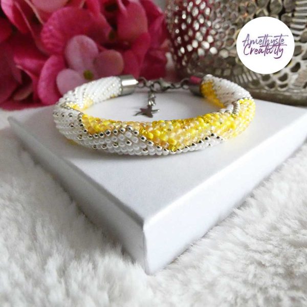 CHIC & ELEGANCE || Bracelet Crocheté Fait Main En Acier Inoxydable Et Perles “Miyuki” - Argenté, Blanc nacré & Jaune