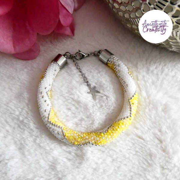 CHIC & ELEGANCE || Bracelet Crocheté Fait Main En Acier Inoxydable Et Perles “Miyuki” - Argenté, Blanc nacré & Jaune