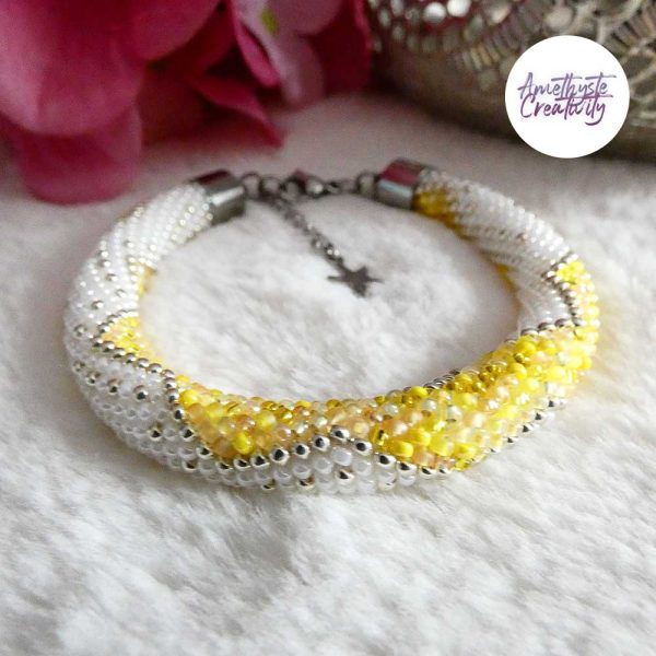CHIC & ELEGANCE || Bracelet Crocheté Fait Main En Acier Inoxydable Et Perles “Miyuki” - Argenté, Blanc nacré & Jaune