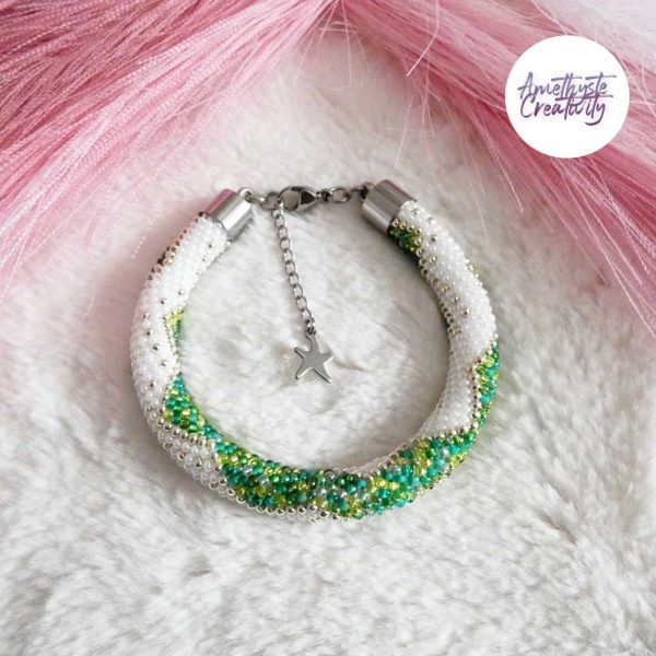 CHIC & ELEGANCE || Bracelet Crocheté Fait Main En Acier Inoxydable Et Perles “Miyuki” – Argenté, Blanc nacré & Vert