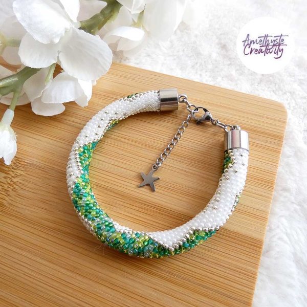 CHIC & ELEGANCE || Bracelet Crocheté Fait Main En Acier Inoxydable Et Perles “Miyuki” – Argenté, Blanc nacré & Vert