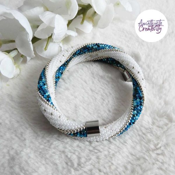 MINIMAL CHIC || Bracelet Mémoire Sans Fermoir Crocheté Fait Main en Perles « Miyuki » – Blanc Nacré & Mix Bleu