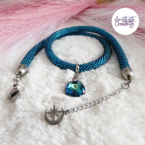 SAPHYRA || Collier Fin avec Breloque « Purecrystal » Fait Main Crocheté En Perles “Miyuki” – Bleu Saphir