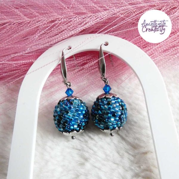 SYRA || Boucles d’oreilles Crochetées Boules de 17 mm en Perles “Miyuki” et Acier Inoxydable – Bleu Mix