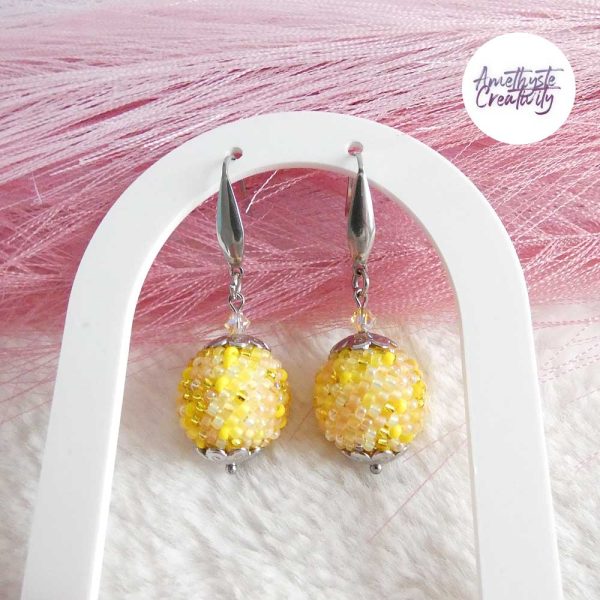 SYRA || Boucles d’oreilles Crochetées Boules de 17 mm en Perles “Miyuki” et Acier Inoxydable – Jaune Mix