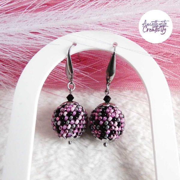 SYRA || Boucles d’oreilles Crochetées Boules de 17 mm en Perles “Miyuki” et Acier Inoxydable – Mix Candy Pink