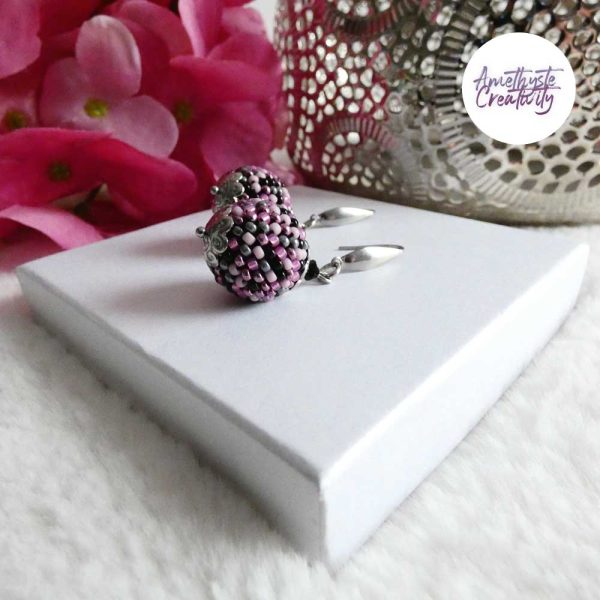 SYRA || Boucles d’oreilles Crochetées Boules de 17 mm en Perles “Miyuki” et Acier Inoxydable – Mix Candy Pink