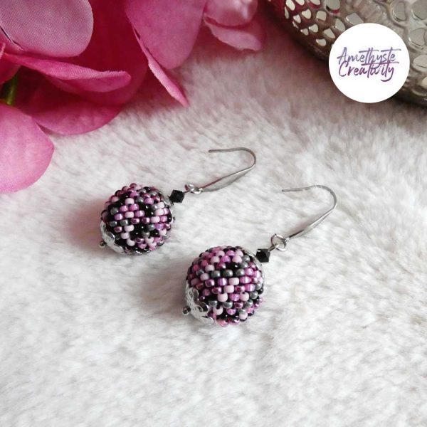 SYRA || Boucles d’oreilles Crochetées Boules de 17 mm en Perles “Miyuki” et Acier Inoxydable – Mix Candy Pink
