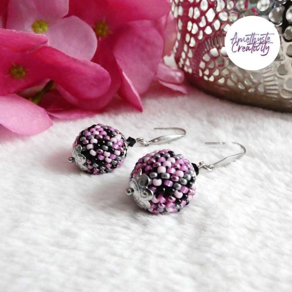 SYRA || Boucles d’oreilles Crochetées Boules de 17 mm en Perles “Miyuki” et Acier Inoxydable – Mix Candy Pink